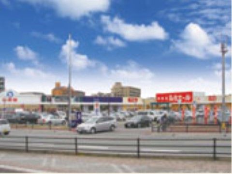 大型のショッピングモールが近所にあり、買い物に大変便利。ご家族とのお出かけにも利用することができる。