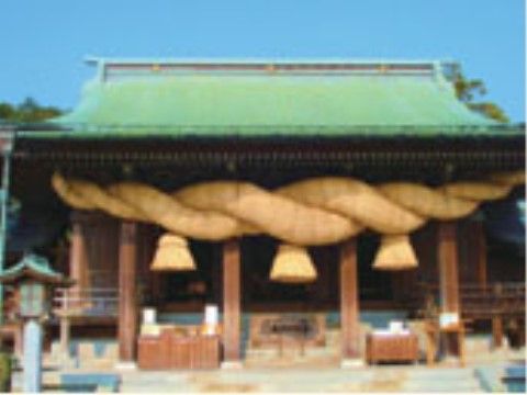 神社が施設の近くにあり、日頃の散歩に丁度良い雰囲気である。神社は大きく、とてもにぎやかになっている。