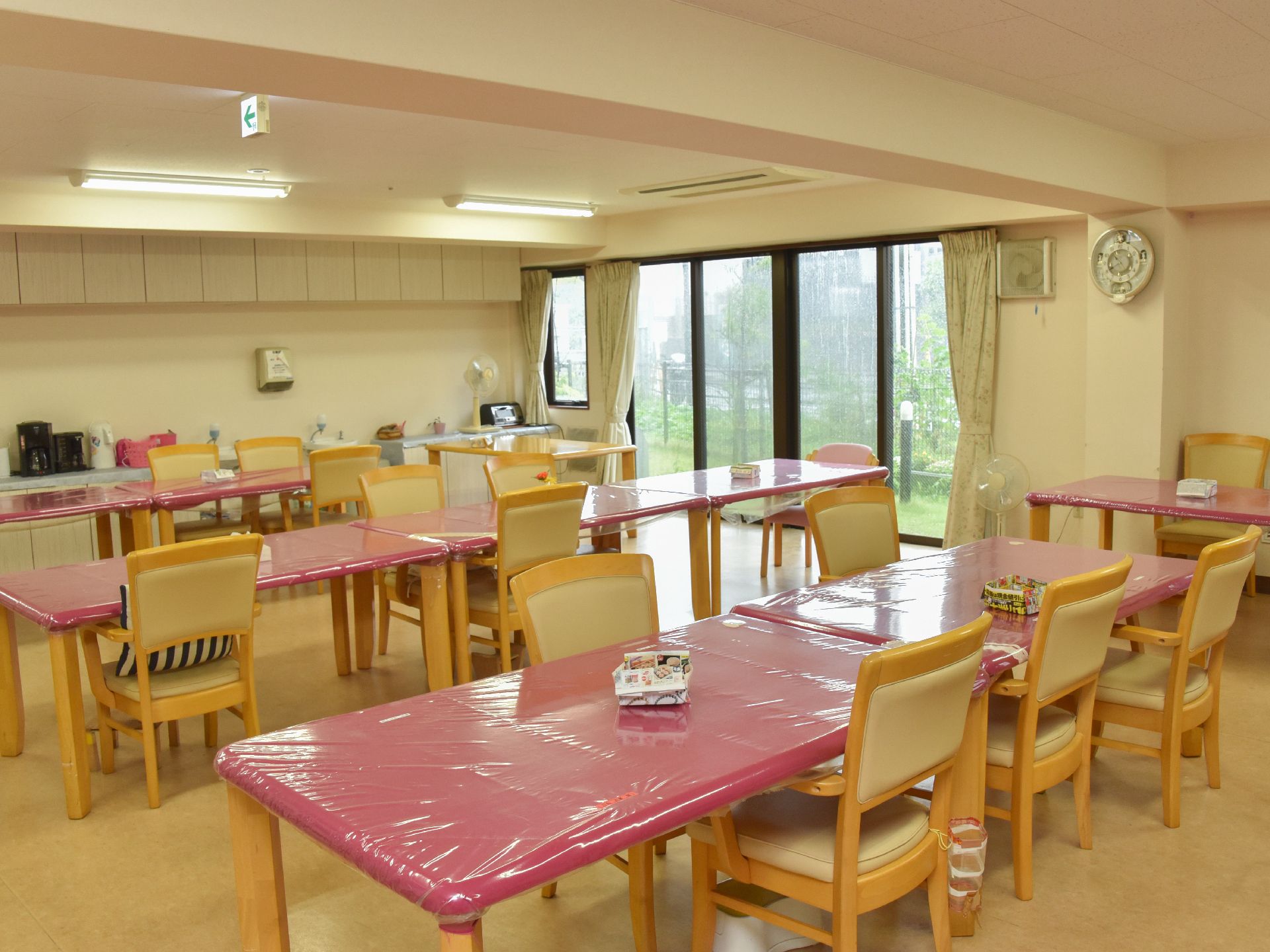 リビングルームの壁面には、手洗い場や共用のポットなどが置かれ、自由にお茶などが飲めるようになっている。