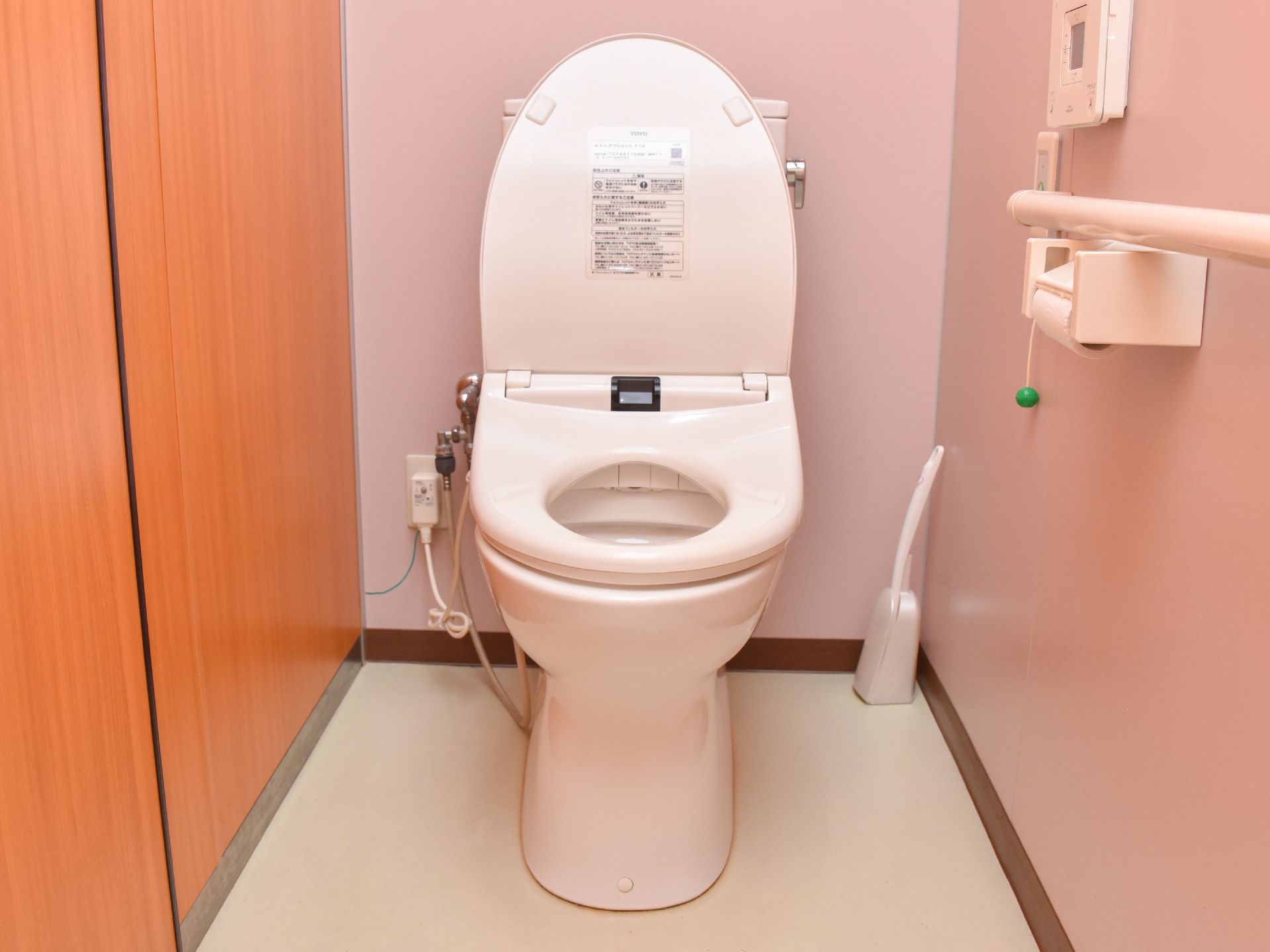 トイレはしっかりと清掃されており、衛生的だ。また、手すりがあるため、安心にトイレを済ませることができる。