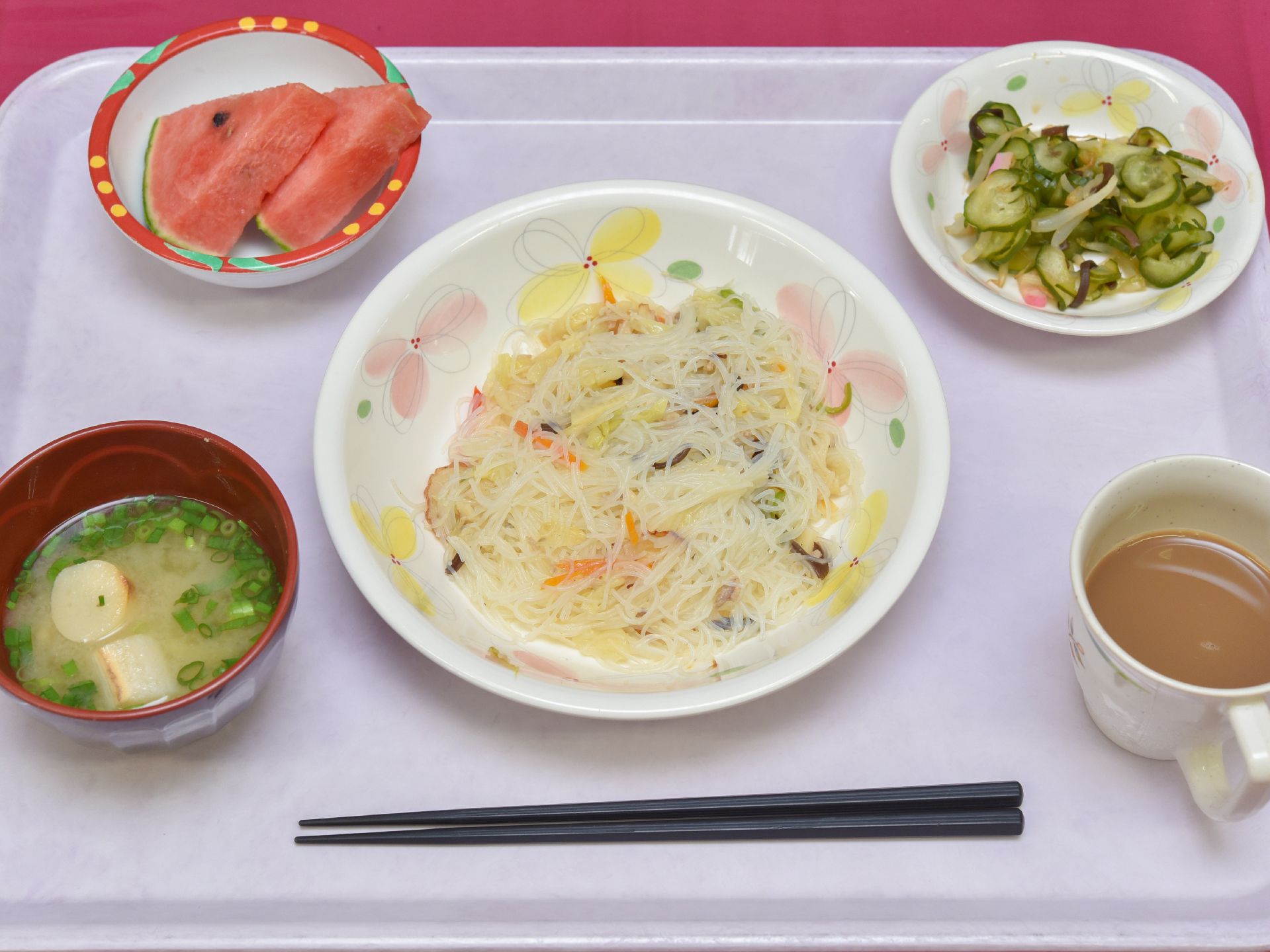 施設でお出しする食事は、栄養バランスに気を配って献立が考えられている。ご利用者様が楽しく食事できるような献立になっている。