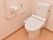 トイレはウォッシュレット付きの様式便座。壁には手すりがついていて、トイレットペーパーホルダーの横に呼び出しボタンがついている。