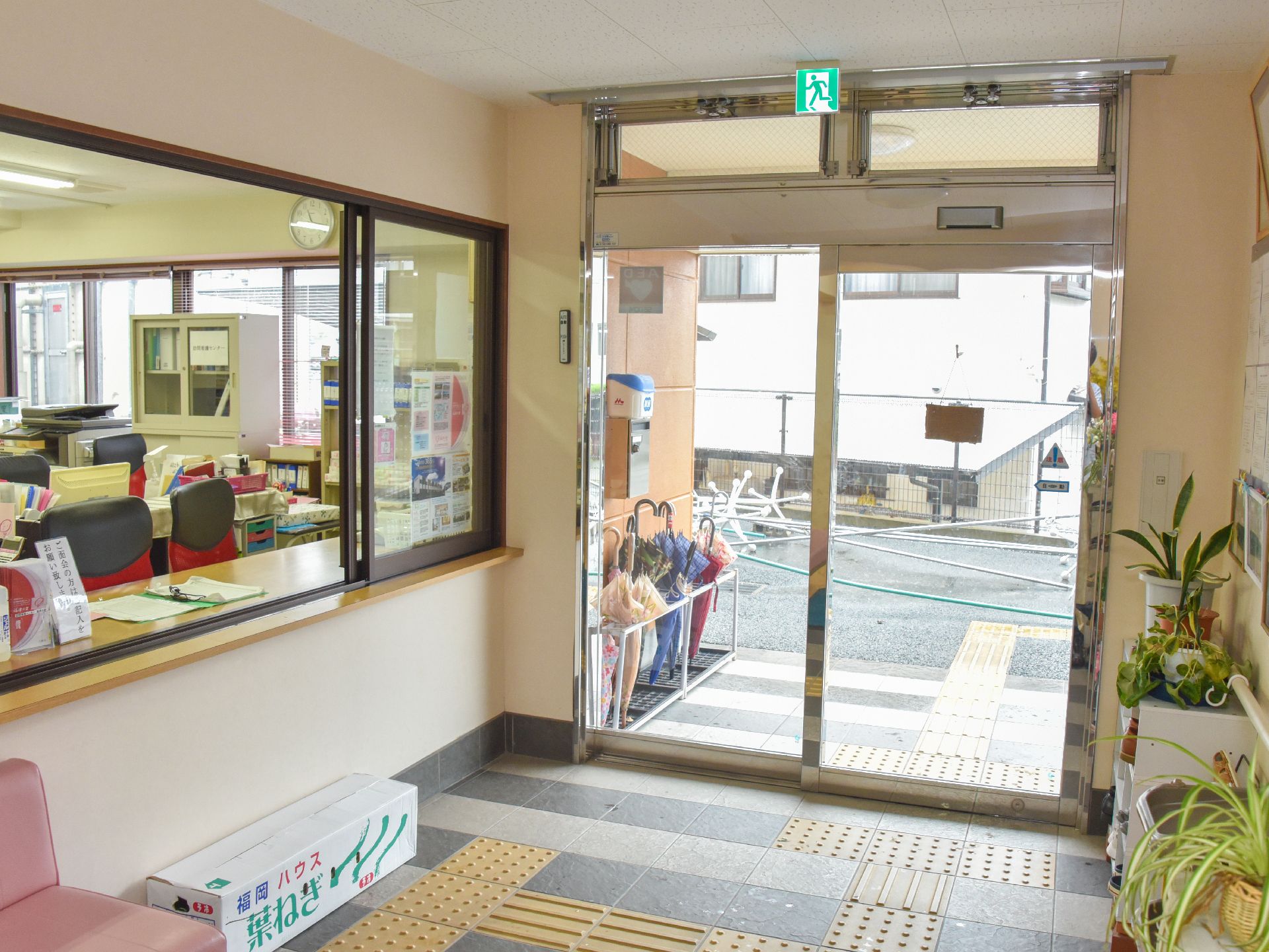 当日のスケジュールや入居者様の申し送り事項など綿密な打ち合わせをする職員