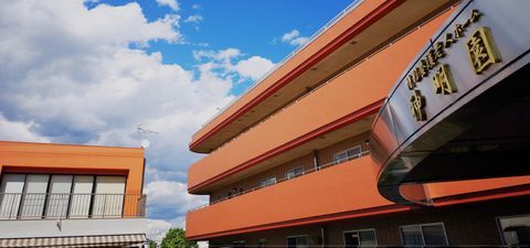 明るい外観の建物