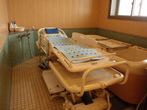 一般浴室とは別に専用の入浴装置が設置された浴室が用意されている。介護浴槽とストレッチャーがあるので、介護度が高い方も安心して入浴できる。