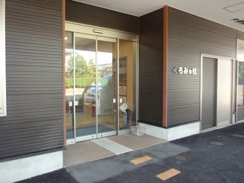 施設内はもちろんのこと、エントランスの外もバリアフリーなのでどなたでも建物の出入りがしやすくなっている。