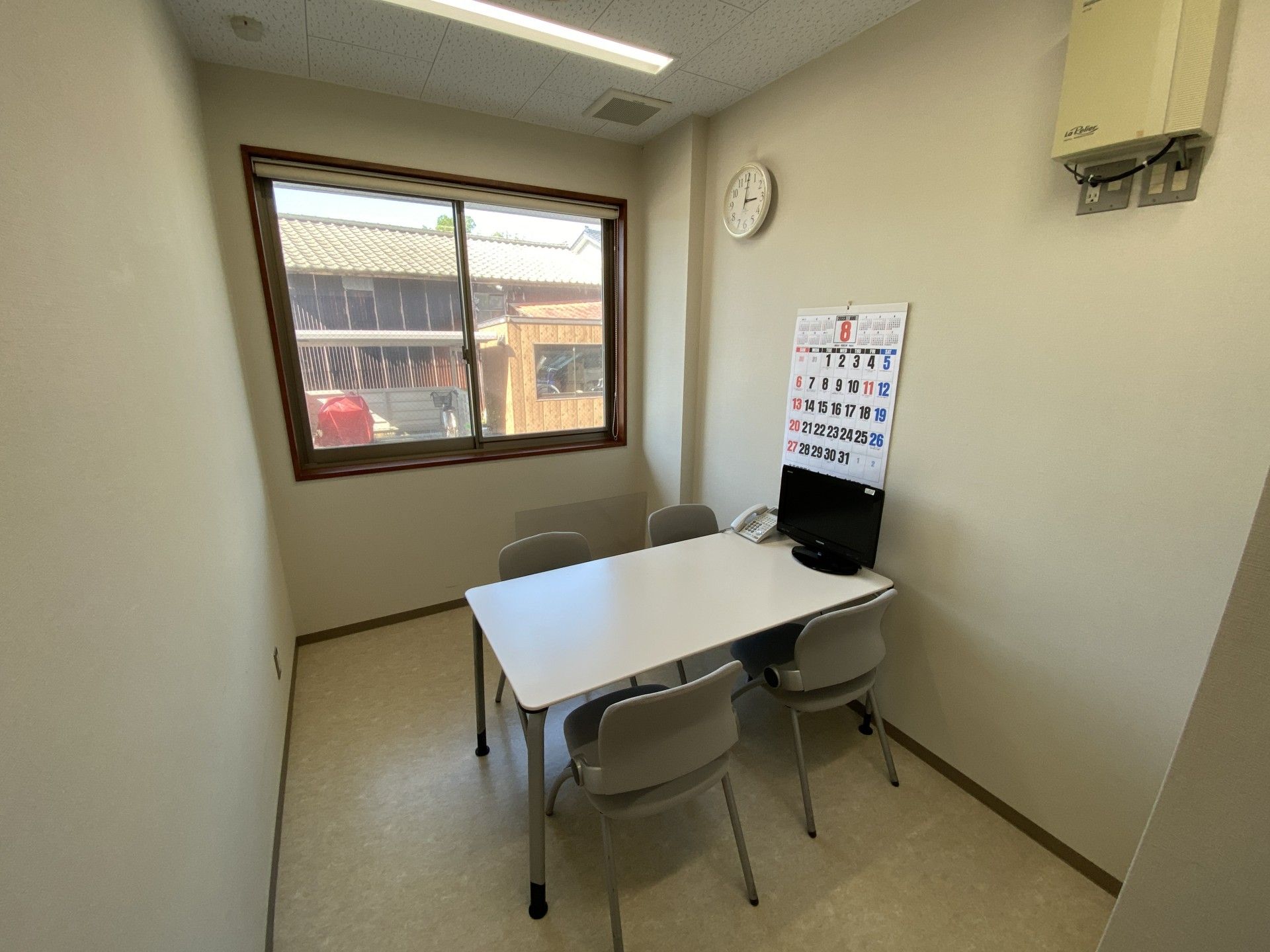 白を基調としたコンパクトな部屋