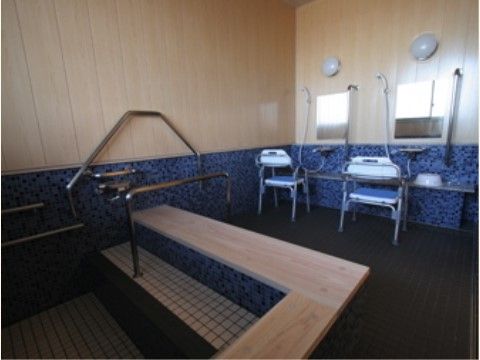 浴室を安全に使用できるように、手すりやシャワーチェアーが設置されている。床も滑りにくい素材のものを使っている。