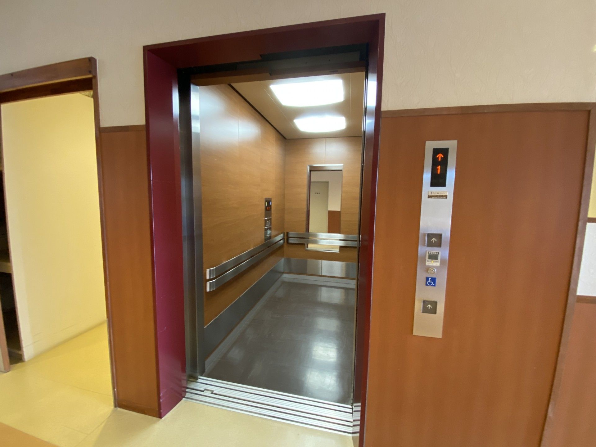 手すりと鏡のあるエレベーター