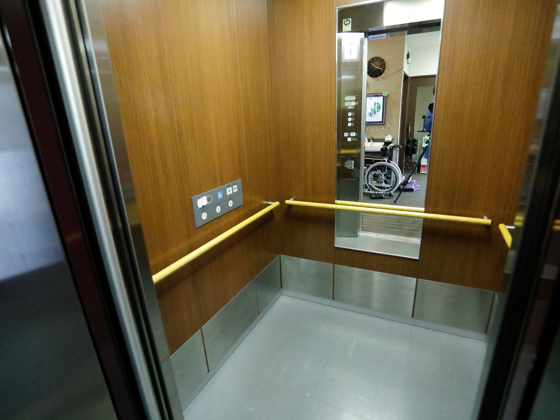 館内のエレベーターは広々としており、車いすでの移動が可能となっている。ボタンが低めに設定されているため、車いすに乗りながらでも押しやすい。