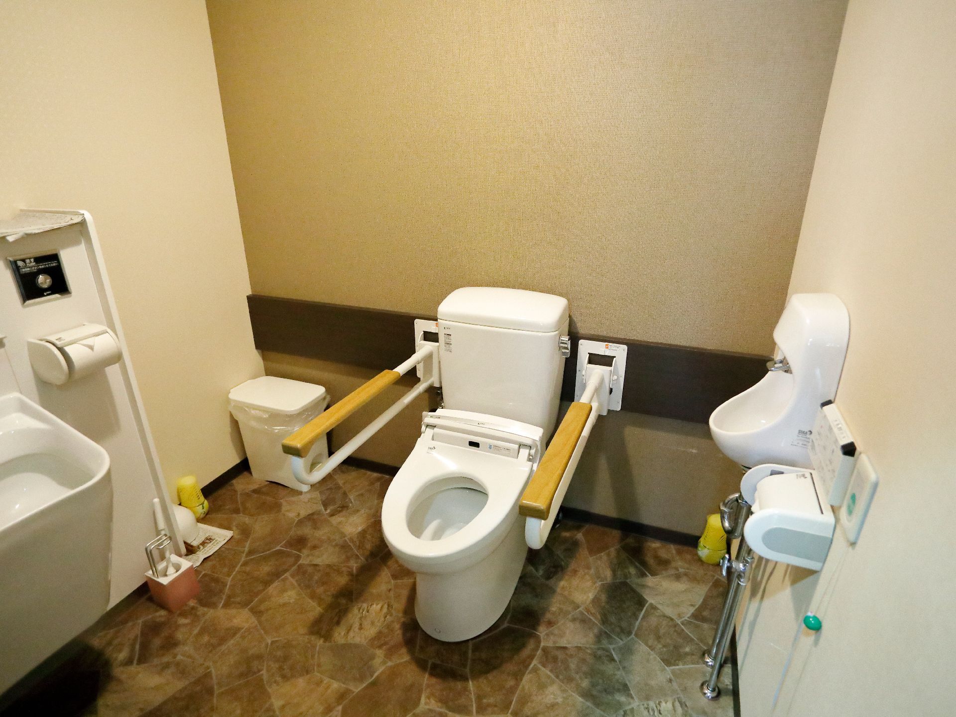 便座付近には手すりもあり、転倒の心配なく安全にトイレを利用することができる。清潔で衛生的に保たれている。