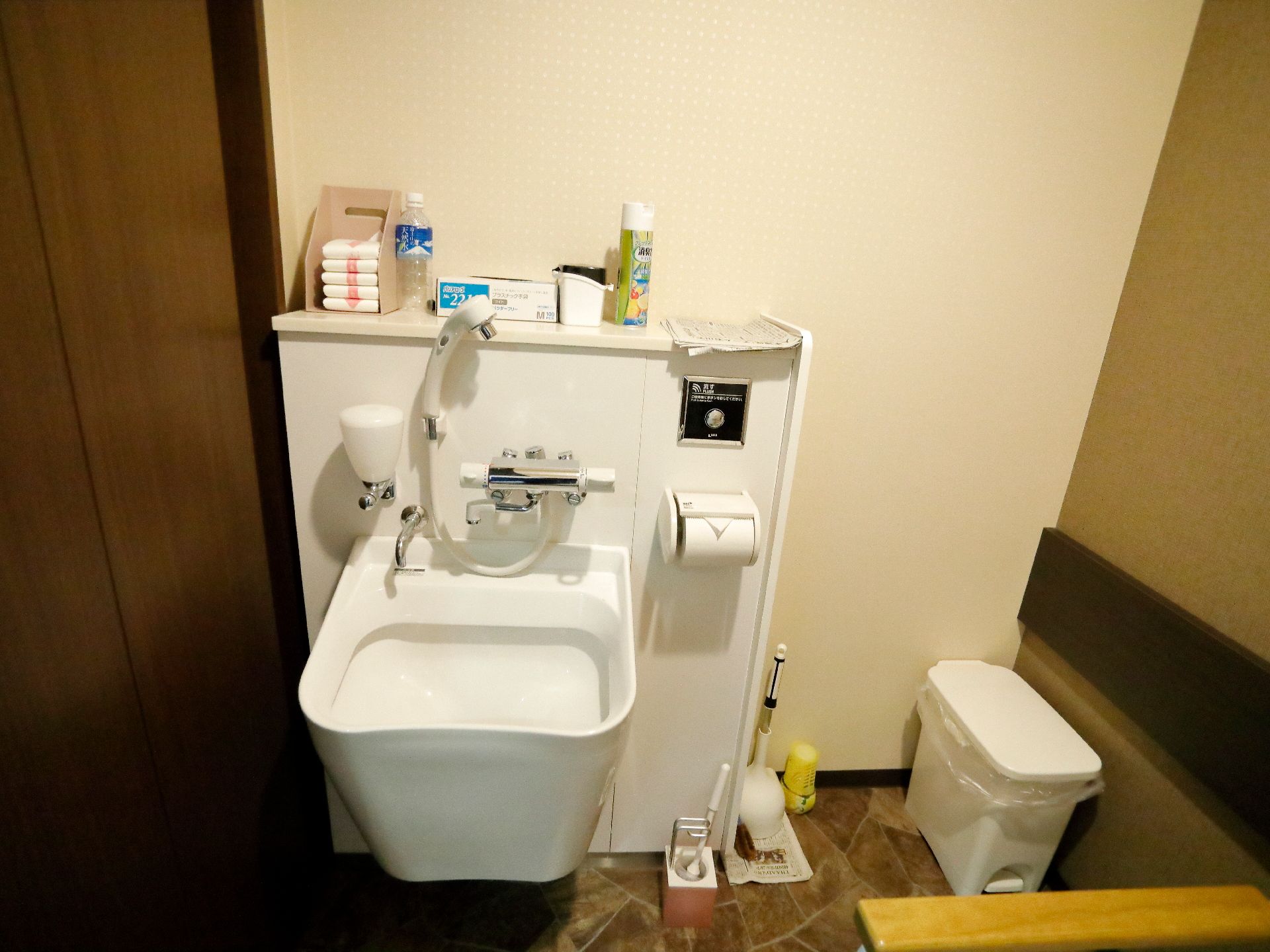 汚れ物などを洗って始末するスペースが設けられている。カランとシャワーがあり、ペダル付きのゴミ箱が置かれている。