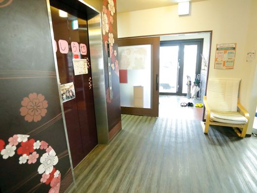 飾り付けられた壁