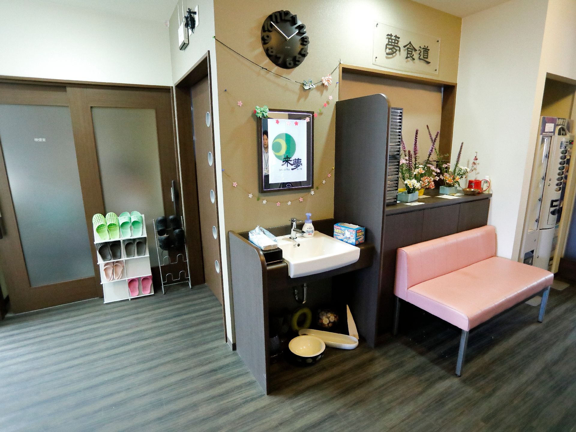 廊下の一角には、小さな洗面台やソファが置かれている。装飾がとても芸術的で、落ち着いた空間となっている。
