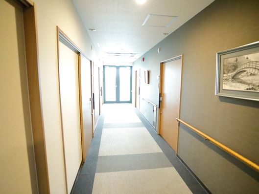 外からの日差しが差し込む通路