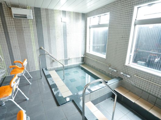 明るい印象を受ける大浴場