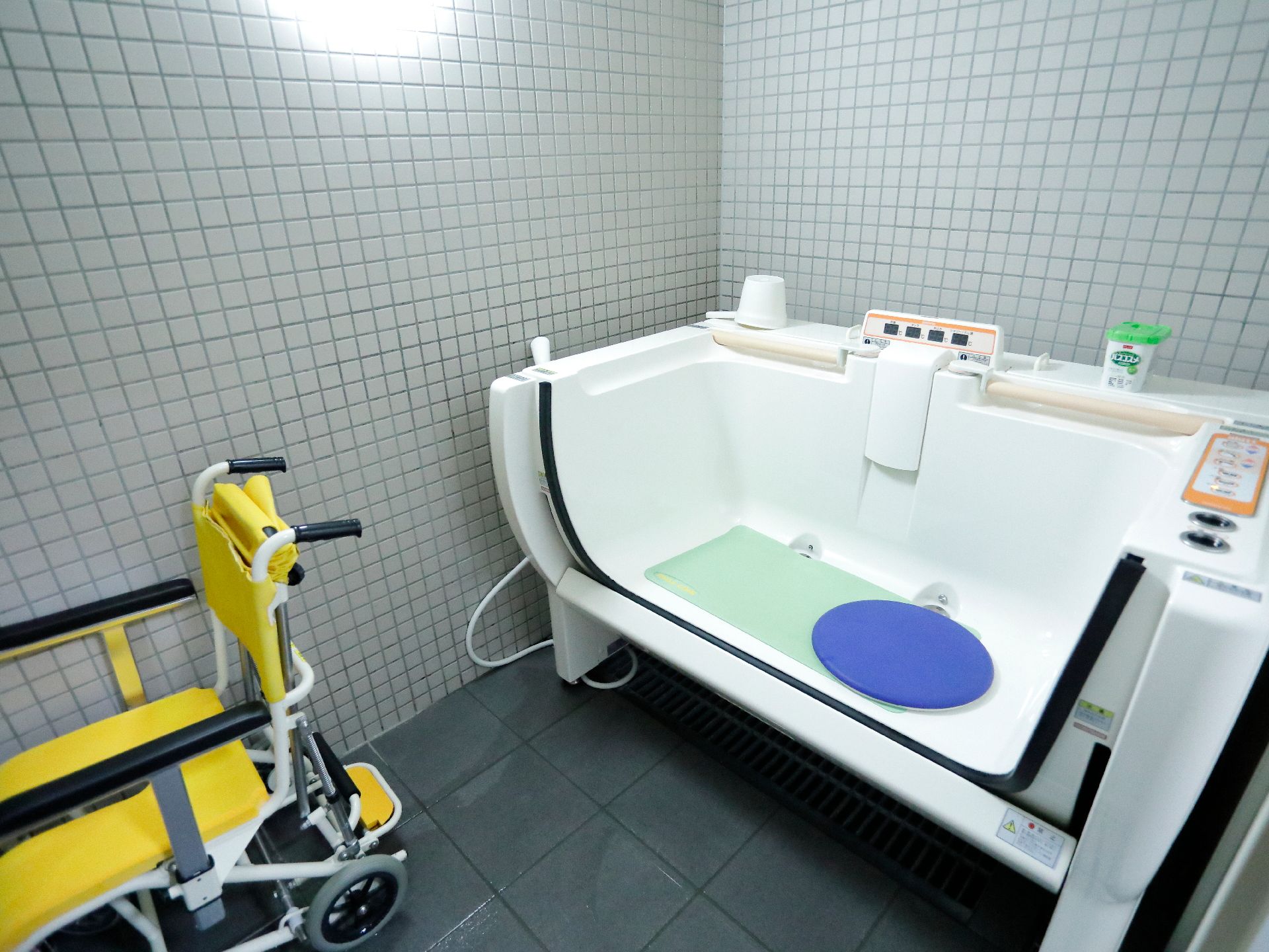 介護が必要な方でも入浴ができるよう、最新の設備を導入している。安全に、かつ気持ちのよい入浴を手助けする。
