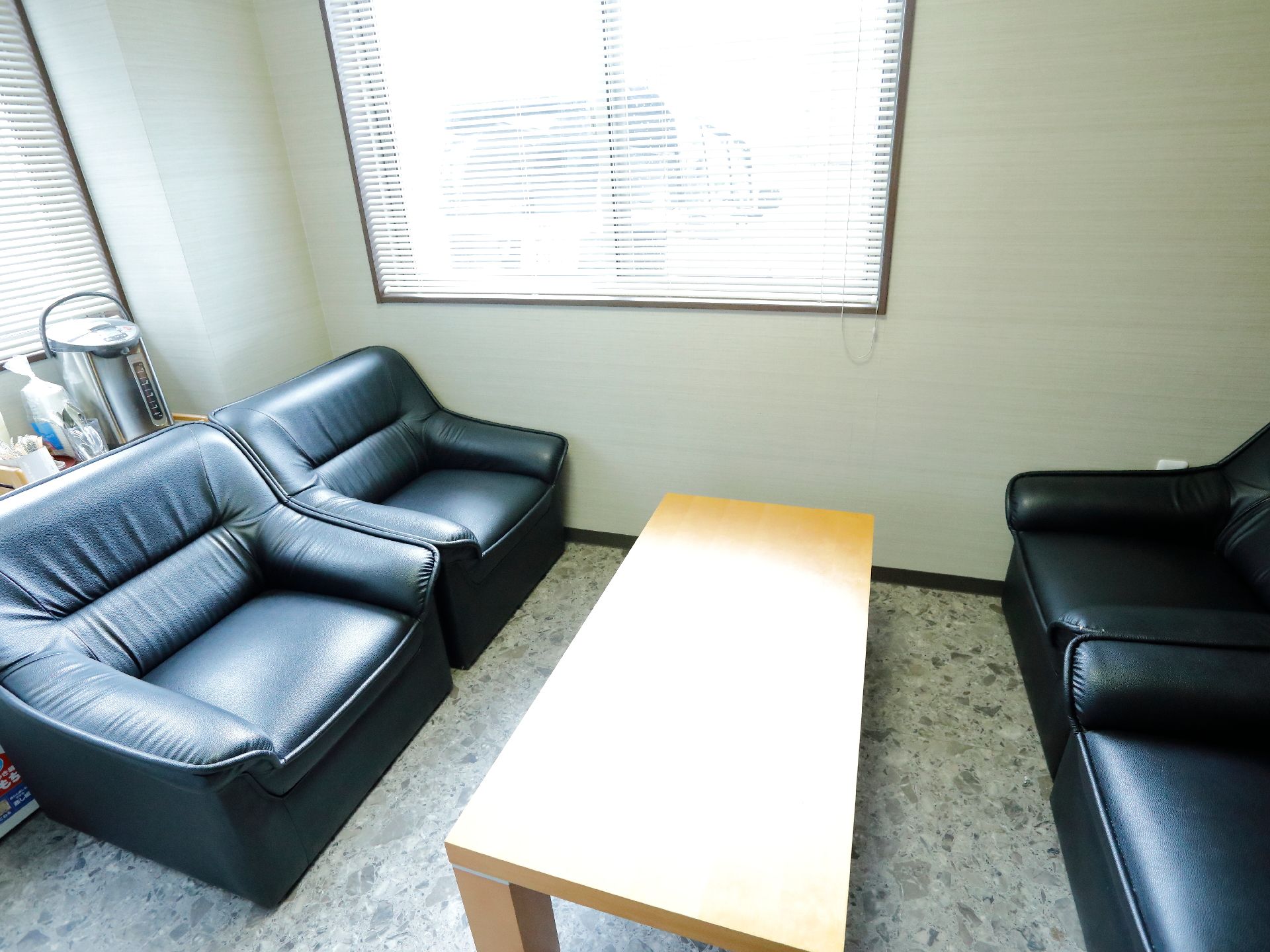 事務所には、椅子と机が置かれており、ここで話し合いや会議などを行うことができる。ポットも置かれている。