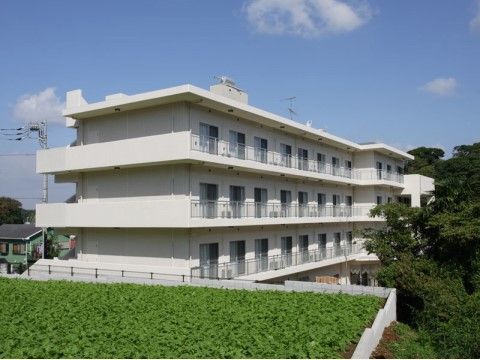緑に囲まれた建物である。白さと緑の対比により、建物の存在が際立っている。各居室にはベランダが備わっている。