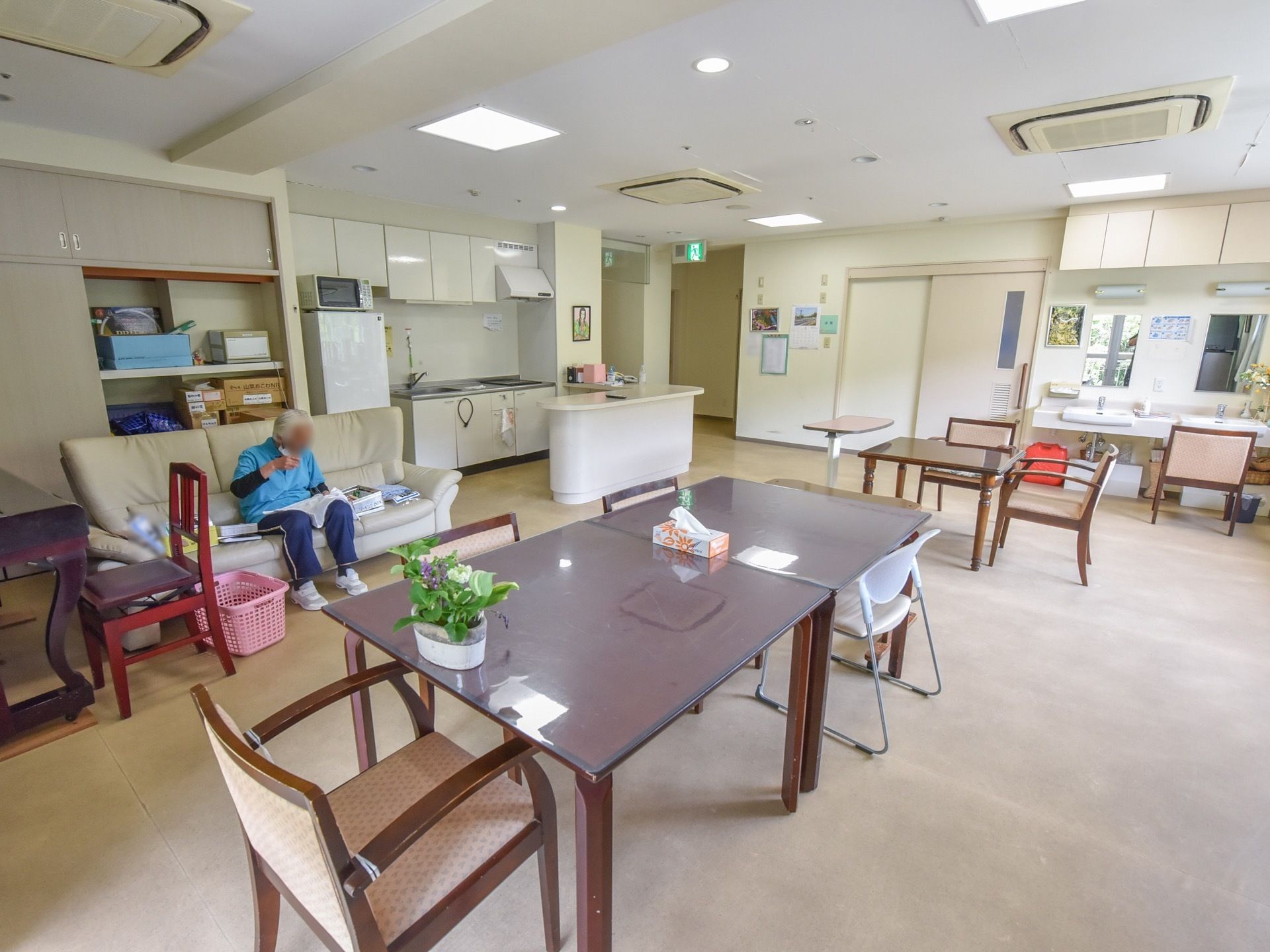 食堂内に鏡と照明が付いた手洗い場が２つ設けられている。その横には、トイレへと続く扉が設置されている。