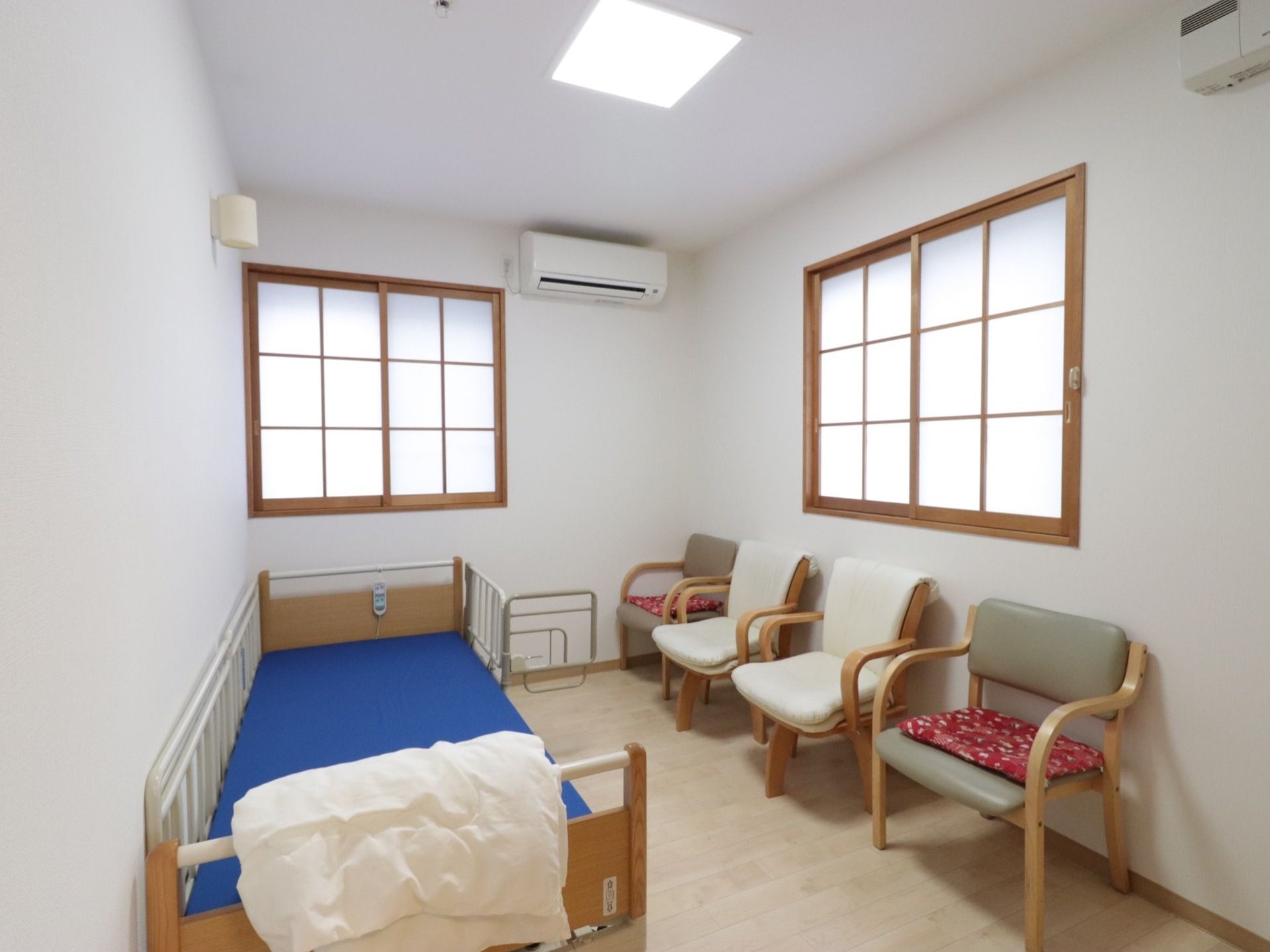 和窓で障子でカーテンが不要な部屋である。床はフローリングで、電動のベッドがあり、入居者様の膝などに負担をかけずに起き上がることができる。