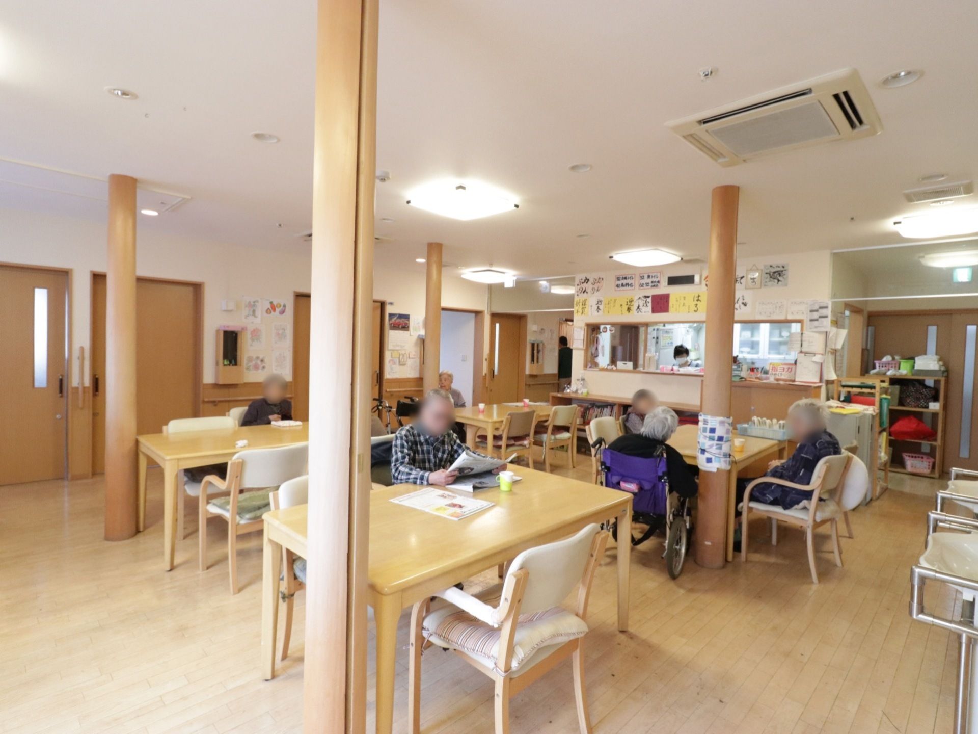 食堂ではご飯を食べる以外にも、新聞や雑誌を置いてあるので、食事後もそのまま食堂でのんびりと過ごすことができる空間になっている。