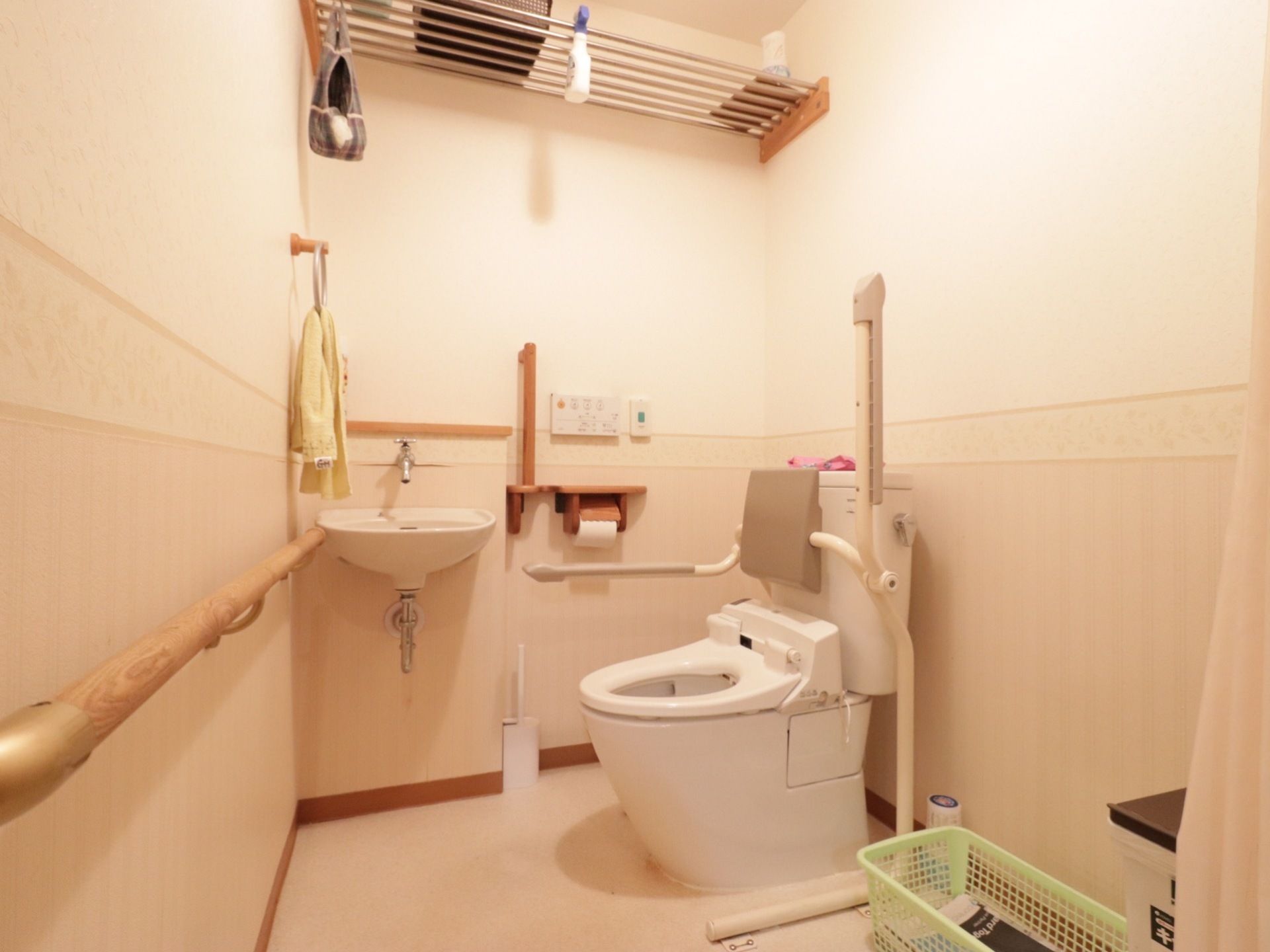 便座に座ったり、立ったりするときの膝への負担を軽減するために、トイレの両サイドには手すりを設けている。