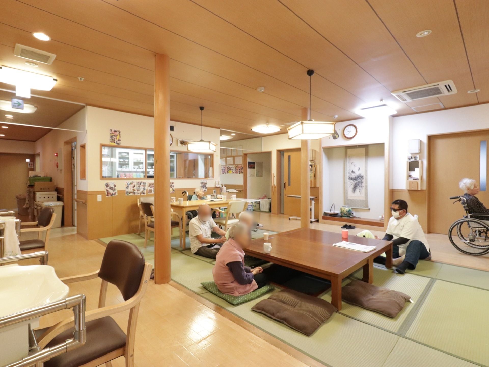 食後や休憩時に畳の部屋で休むことができるスペースが食堂にもうけてあるので、好きな時に入居者様はそちらで和むことができる。