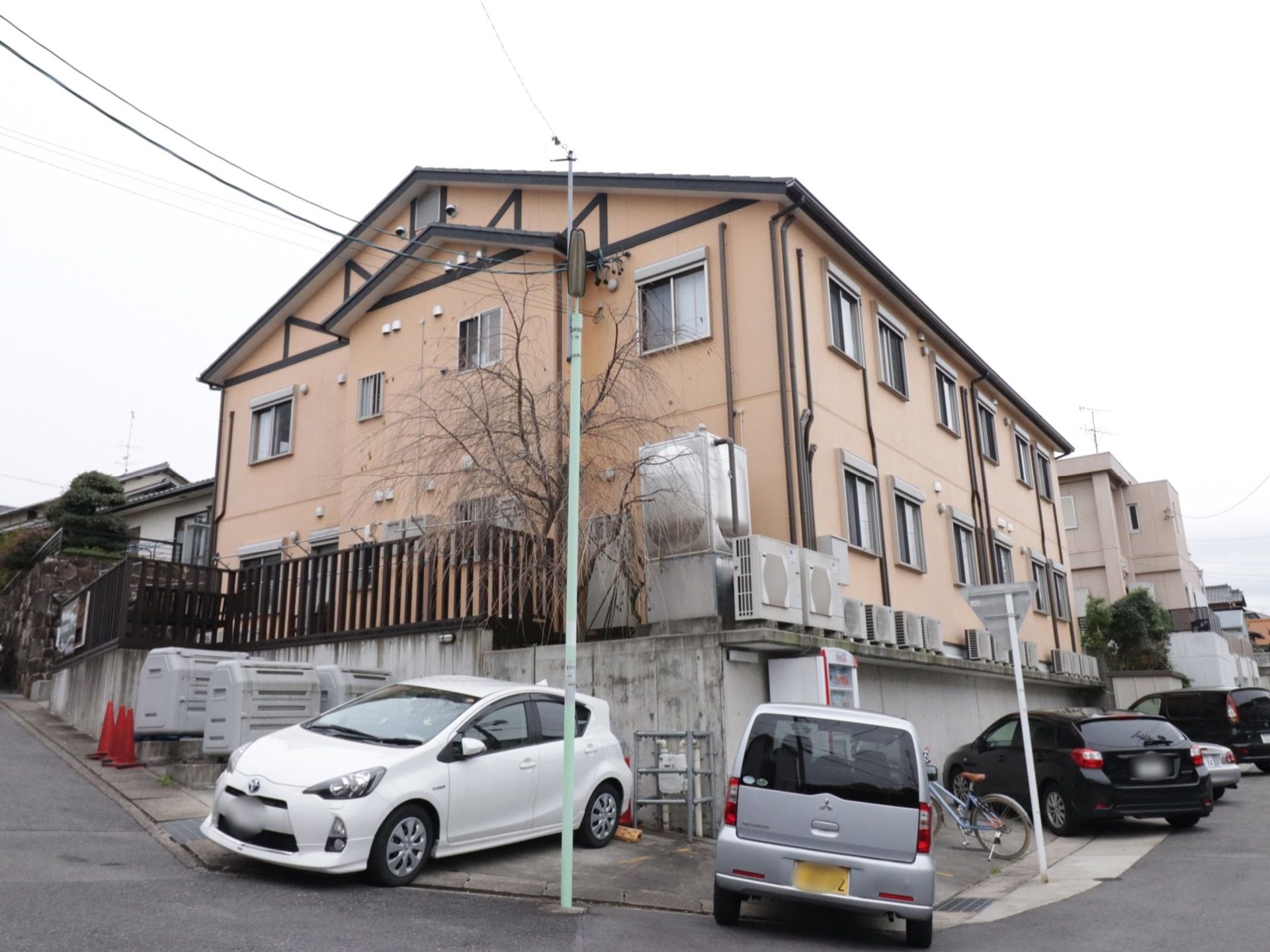 施設は通りの角の部分に建つ２階建ての建物である。施設の周りには駐車スペースもあり、飲み物の自動販売機もある。