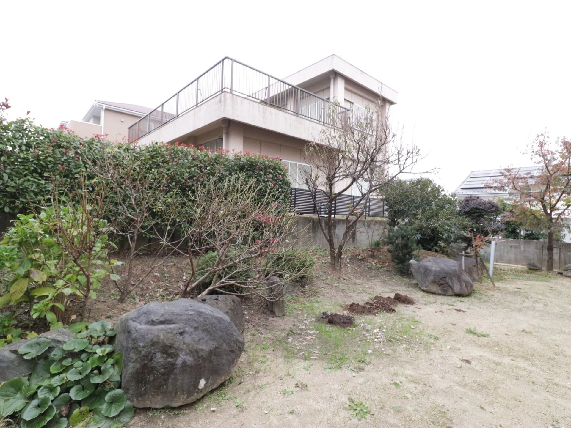 新緑や紅葉などを楽しんでいただける日本庭園があるので、入居者様は天気のよい日は庭を散策したり、施設のなかから眺めたりして生活できる。