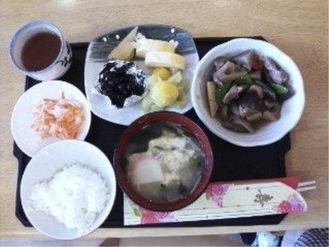 「グループホーム向の山」食膳 栄養士が健康を第一に考えて作った料理がお盆の上いっぱいにのっている