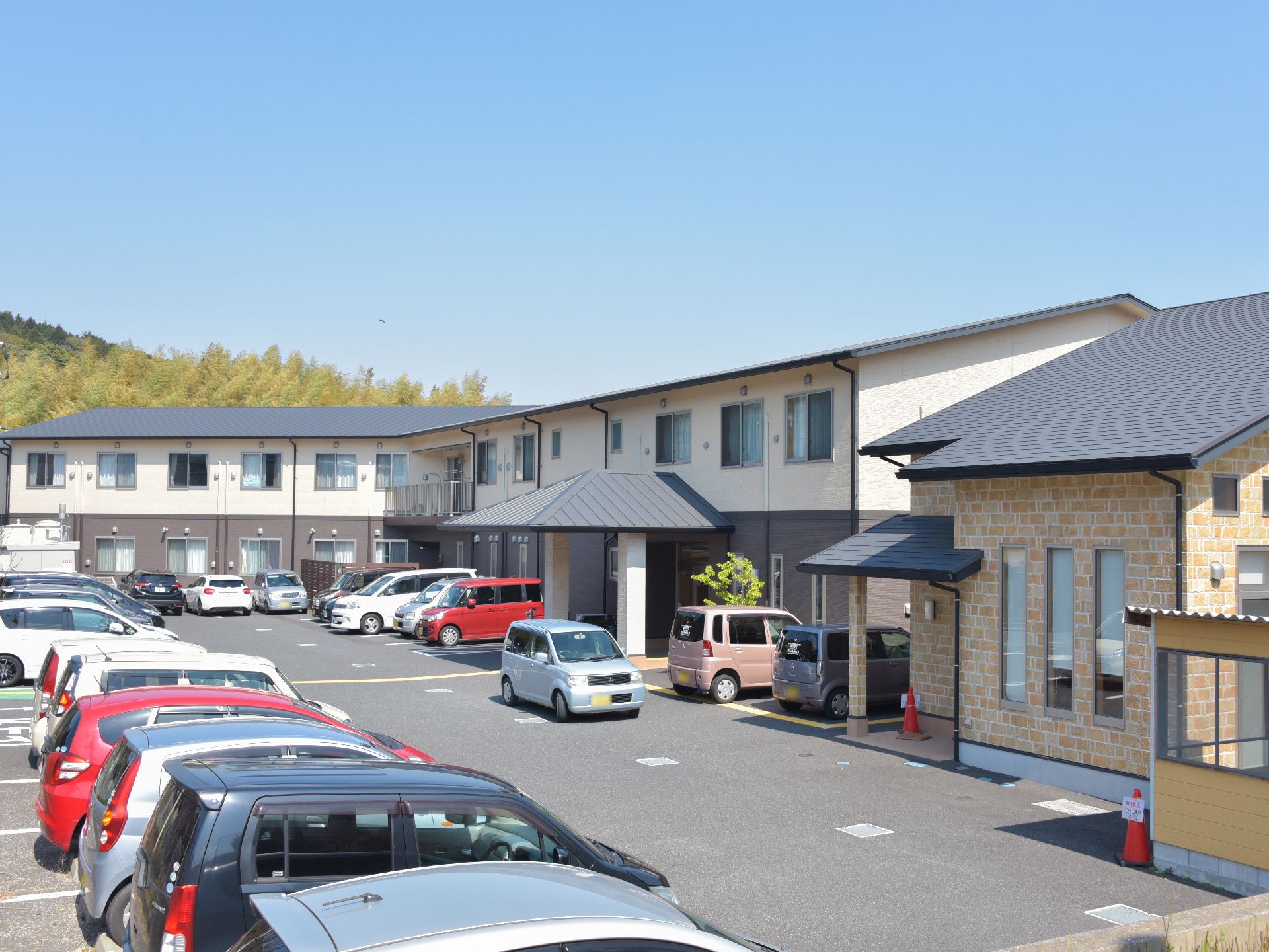 隣接する駐車場はとても広々としており、大量の車が停まることができるため、誰でも気軽に訪れることができる。