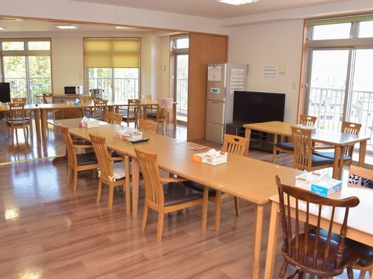 明るい雰囲気の大広間