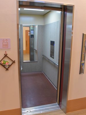 奥行きのあるエレベーター内部