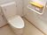 トイレにも手すりがついているため、安全面に心配することなくトイレを済ませることができる。清潔感のあるきれいなトイレ。