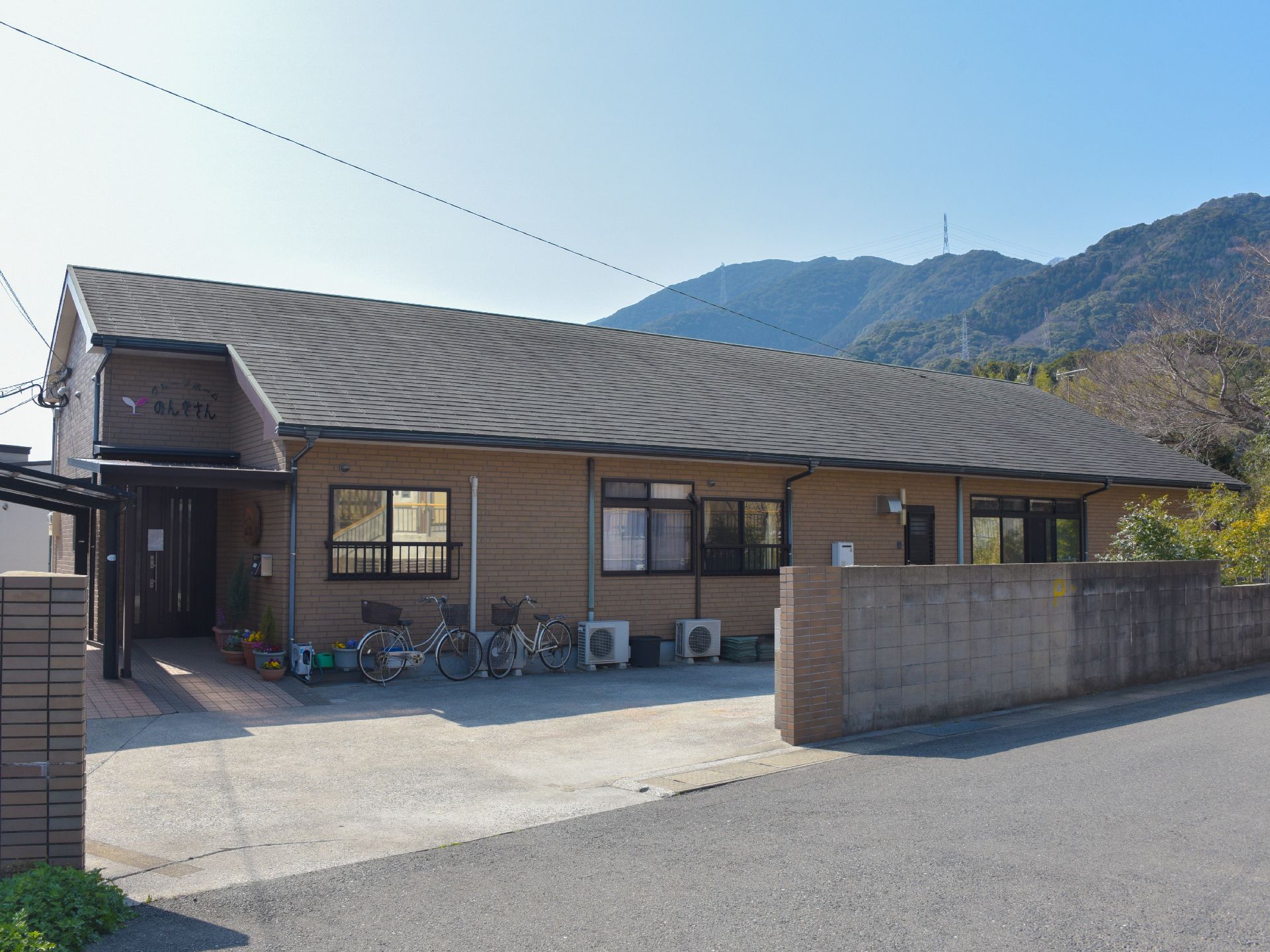 道路から建物を見てみると、とてもシンプルな造りのように見えるが、まるで自宅のような安心感が感じられる。