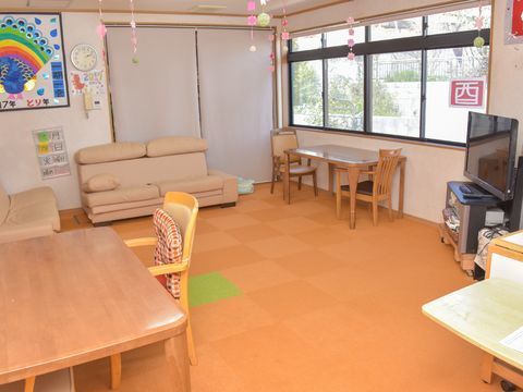 天井からは飾りつけがぶら下げられ、清潔感のある爽やかな大広間。テレビもあり、和気あいあいとした雰囲気を楽しむことができる。