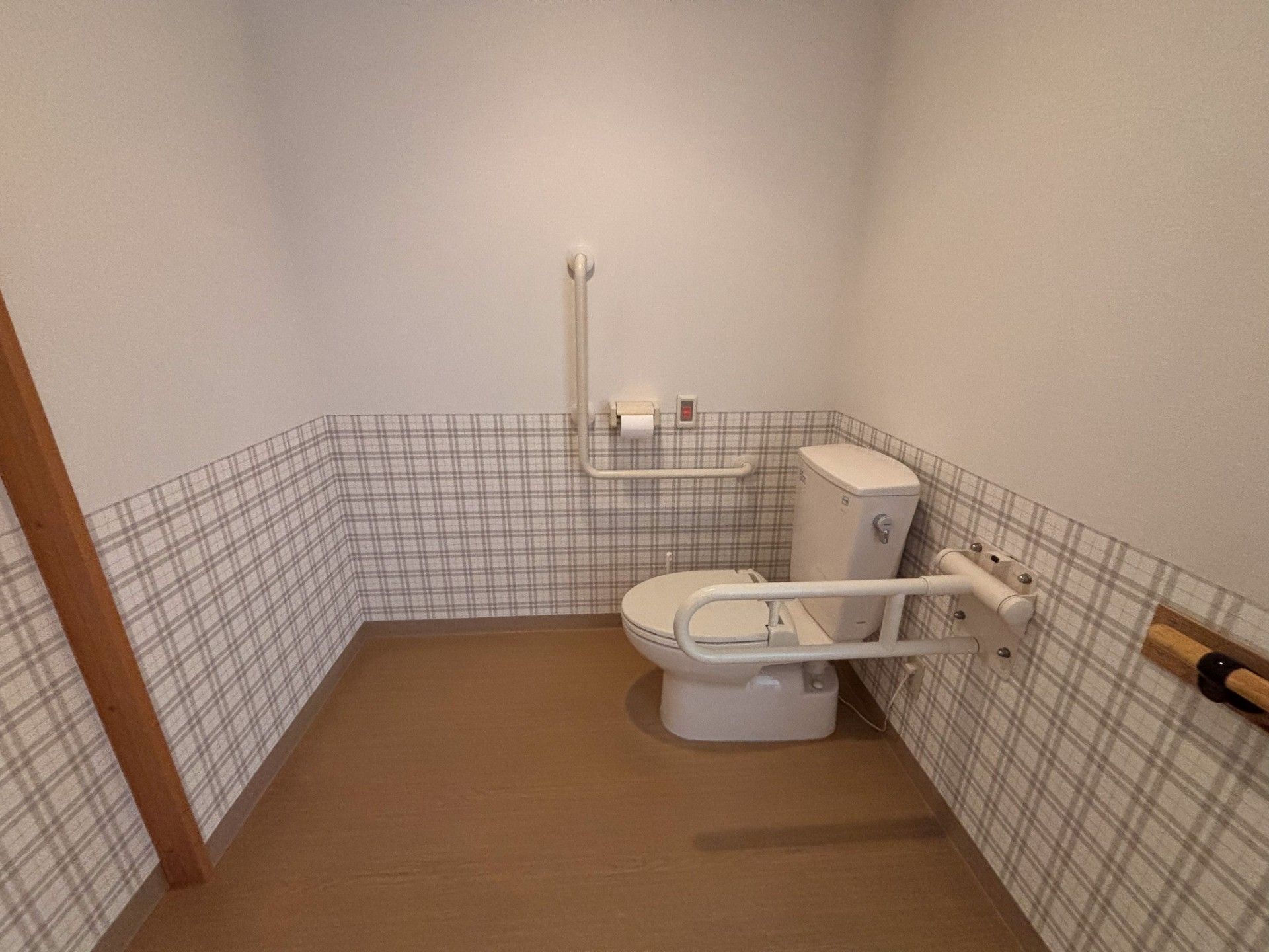 手すり付きのトイレ