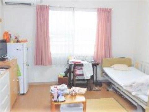ライフステイいなつきの居室。ご自宅より生活用品・家具を持ち込んでの居室環境をお作りいただけます。