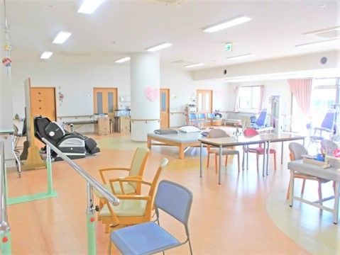 ライフステイいなつきの機能訓練室。一人ひとりに合わせた介護メニューを作成しております。無理なく取り組んでいただけます。