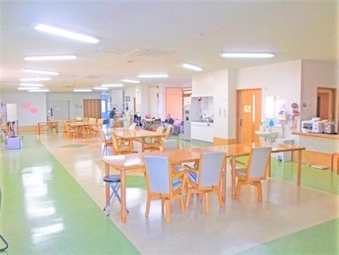 ライフステイいなつきの食堂。通路幅を広く設けています。お気軽にご利用いただけます。