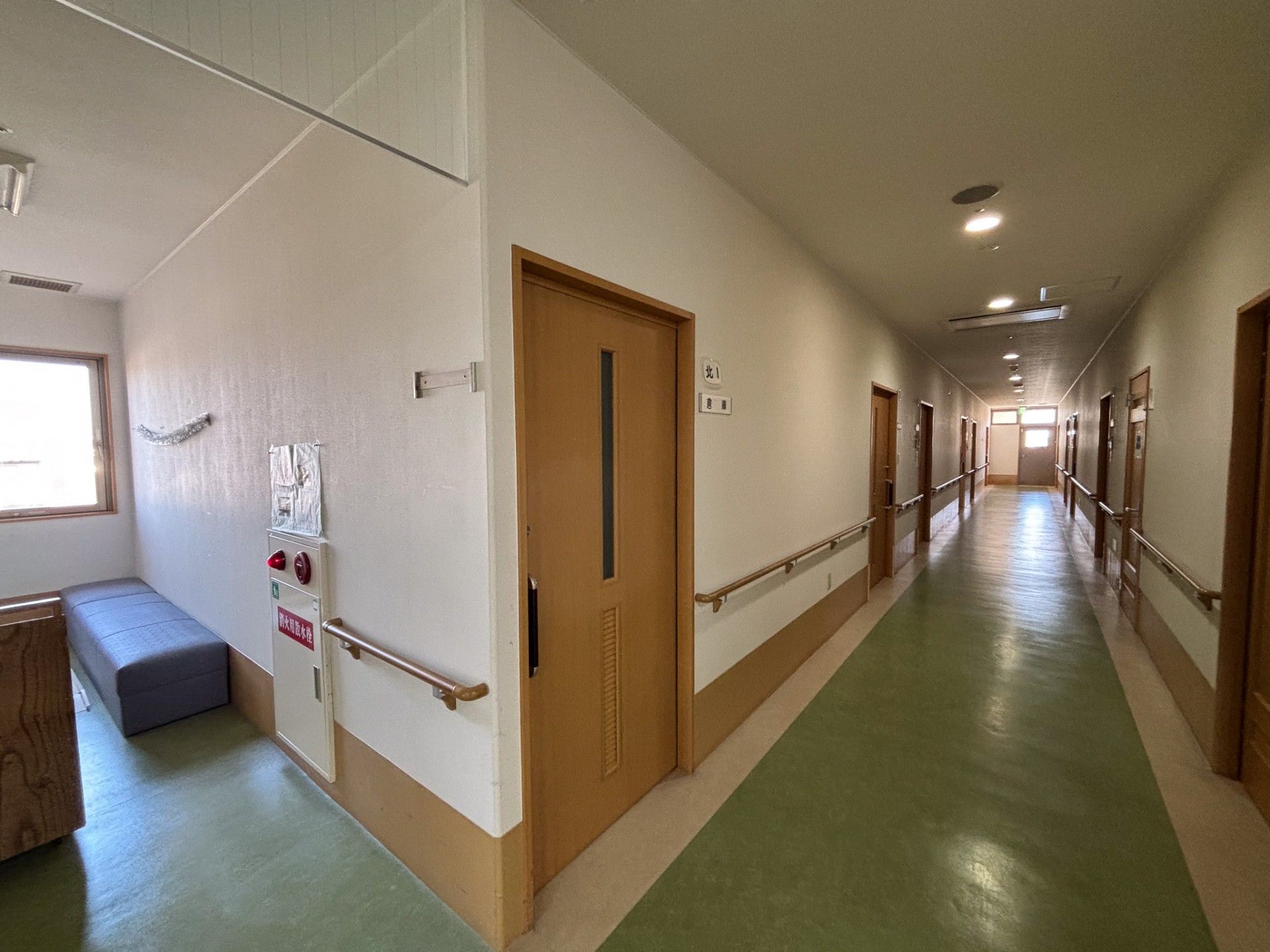 長い廊下と休憩スペース
