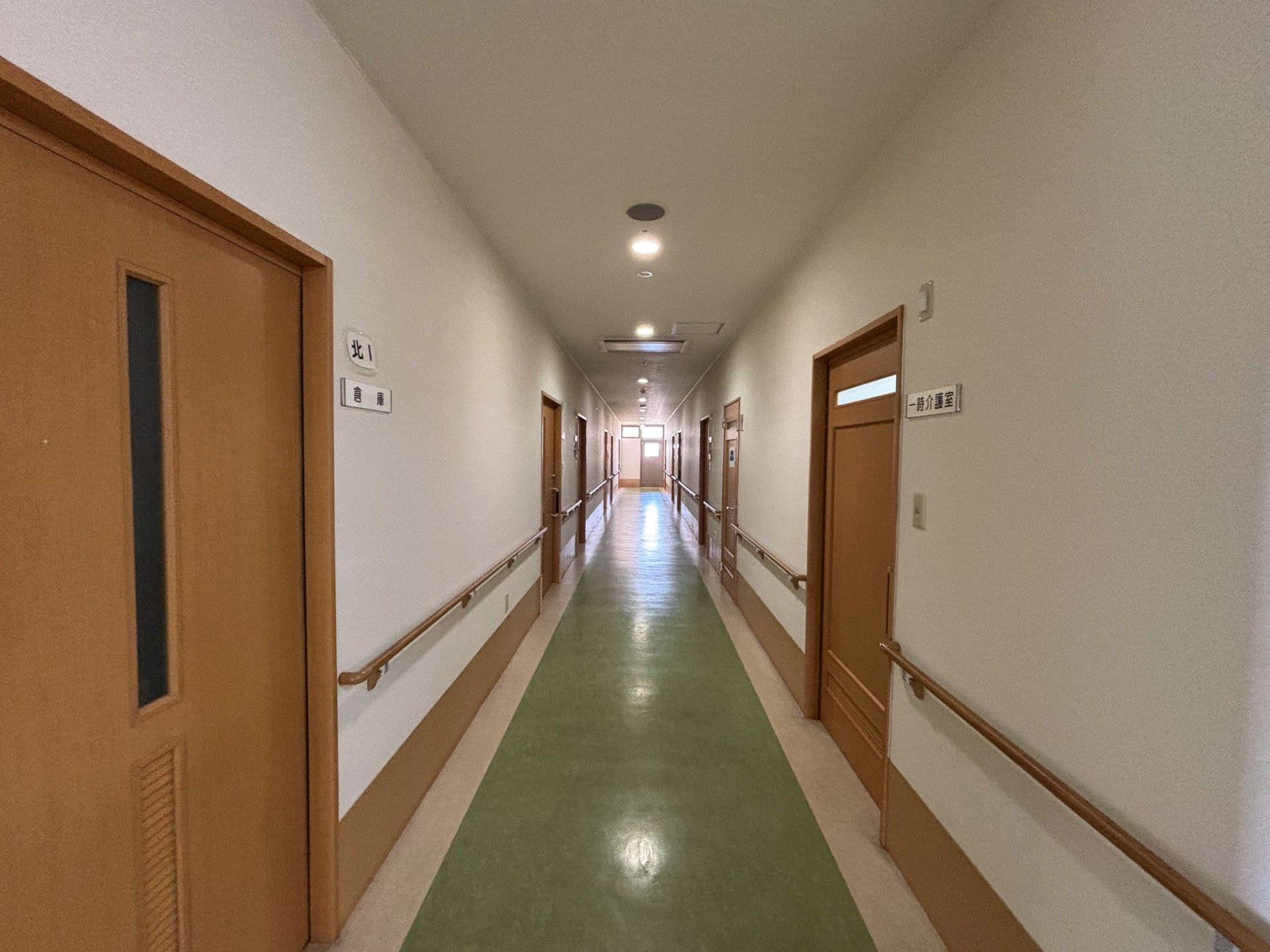 長い廊下と手すり