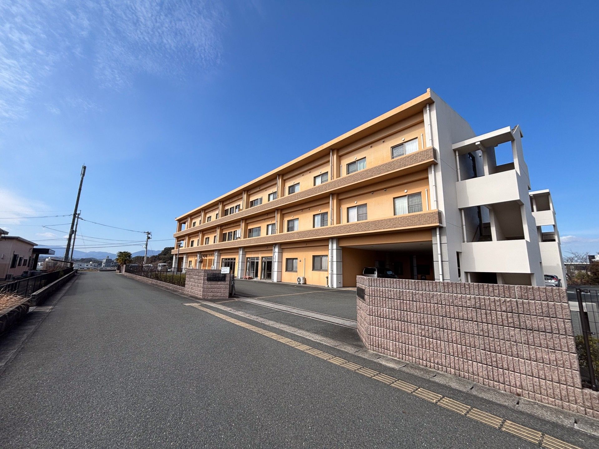 青空の下の建物外観