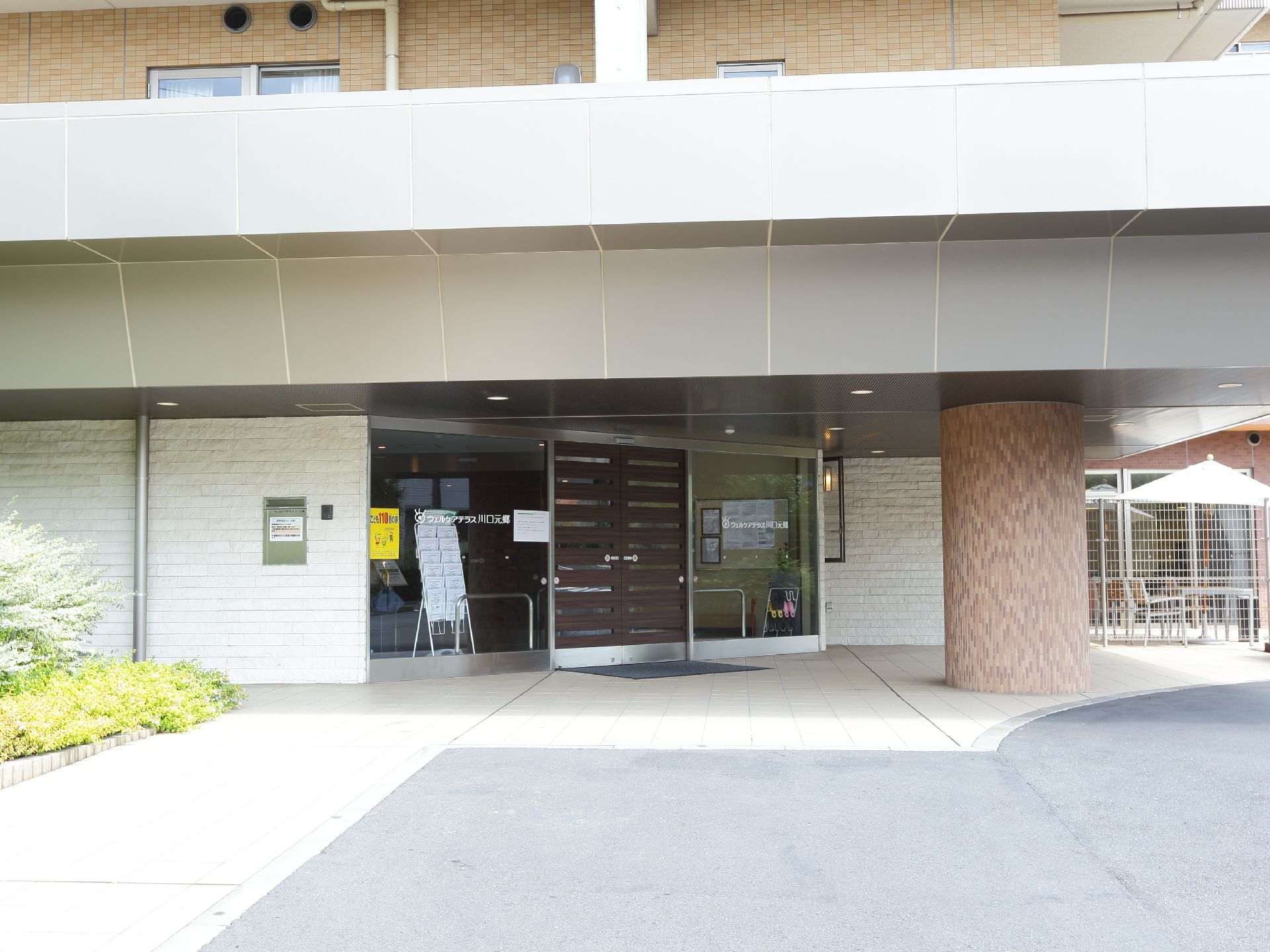 入口の前は大変広く、大きな屋根が付いている。車を屋根の下に付けることができるので、雨の日でも濡れずに乗降りできる。