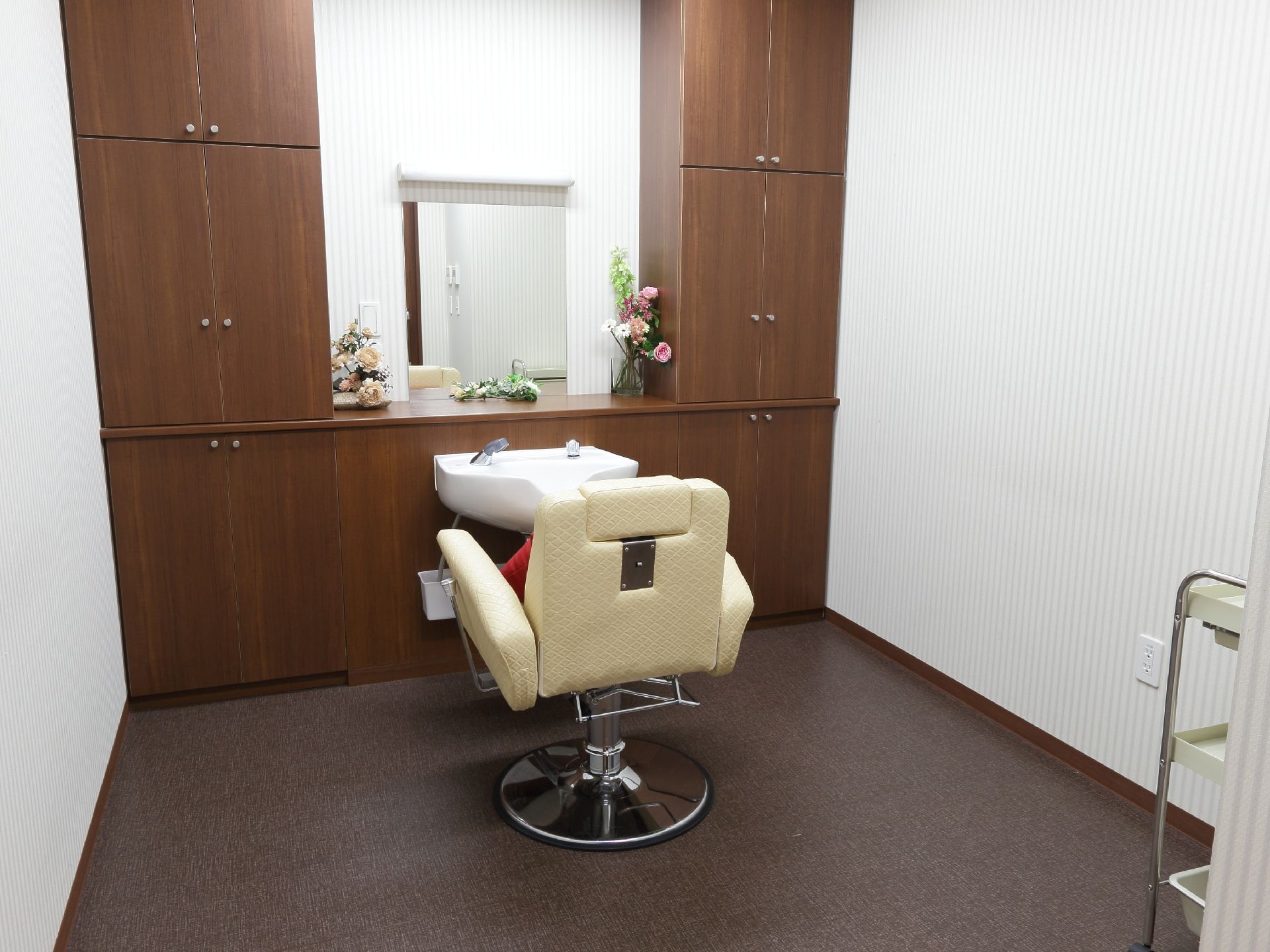 施設内には理美容院があり、専用の椅子や洗髪用の洗面台が設置されている。入居者様はリクエストに応じてカットなど受けることができる。