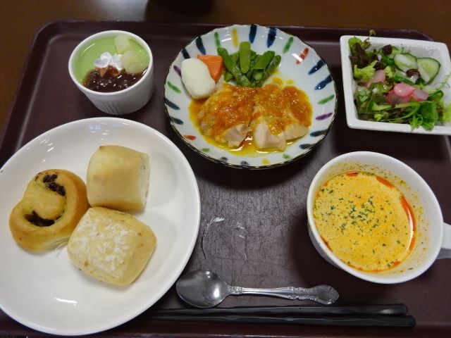 チキン煮とスープとサラダとパンのセット