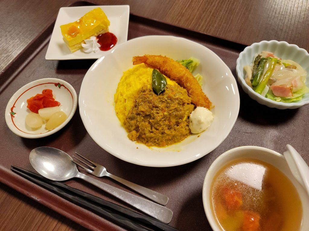海老フライののったオムライスとスープとサラダが付いたメニュー