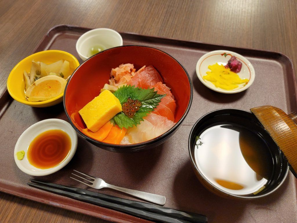 海鮮丼と筍の煮物と味噌汁のセット