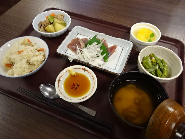 カツオのたたきと炊き込みご飯と肉じゃがと味噌汁のセット